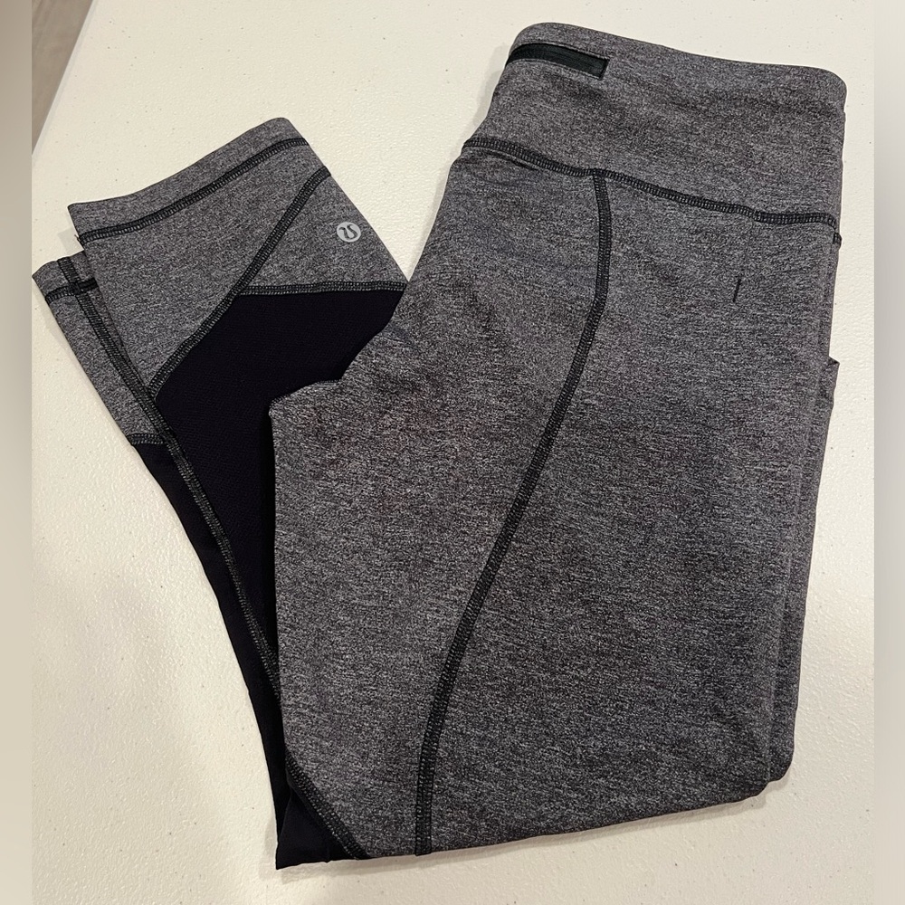 Lululemon grey/blk capri leggings 8